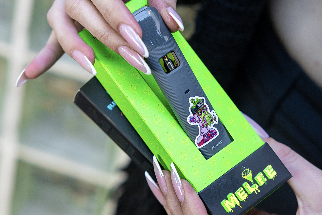 a pack of Melee Dose disposable vape being held by two hands